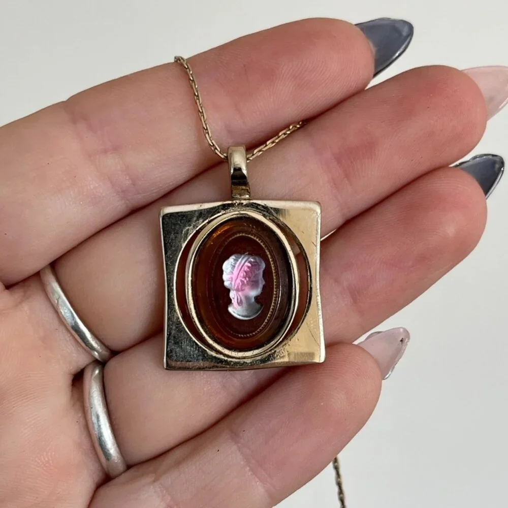 3/$30 🌟 Vintage Cameo Pendant Gold Tone Necklace - Picture 1 of 7